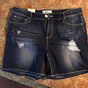 Daytrip 33 Women’s Curvy Fit Mid Rose Jean Shorts